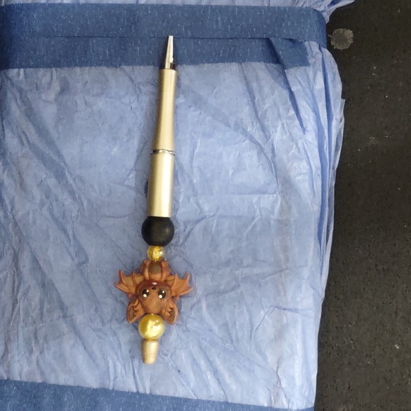 HOMEMADE  HALLOWEEN BAT FOCAL BEADED PEN COLOR GOLD AND BLACK - Picture 4 of 5